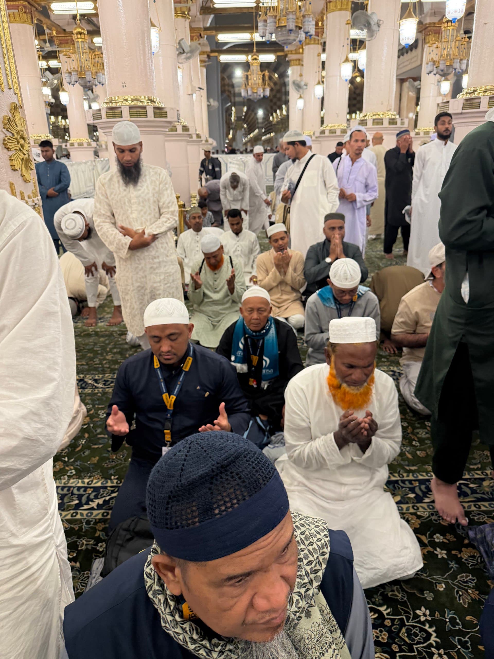 Momen Haru Jamaah Laki-Laki Amansa Grup 06 Oktober 2026 Memasuki Raudhah di Masjid Nabawi — foto 1